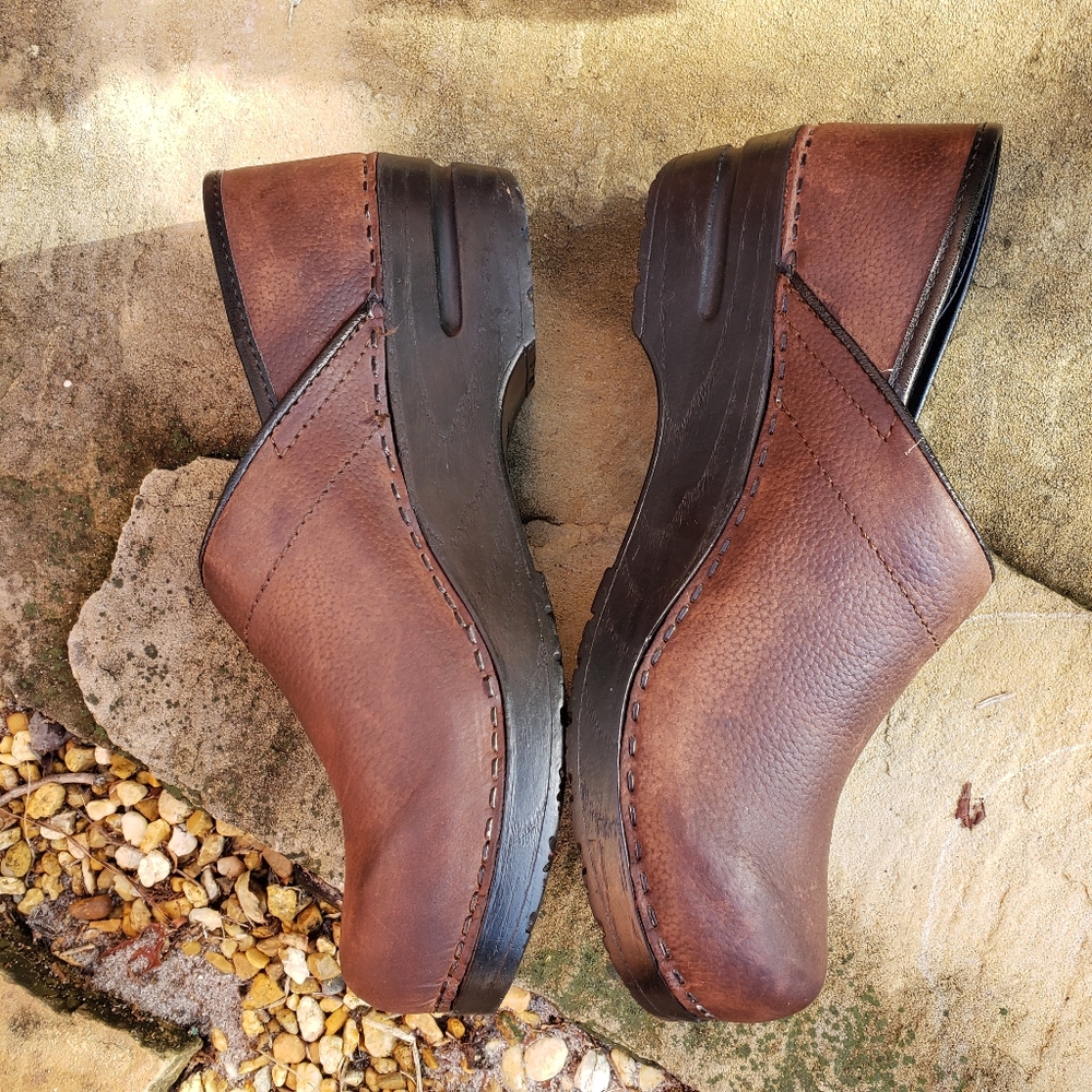 Sanita clogs sz 39 distressed saddle leather